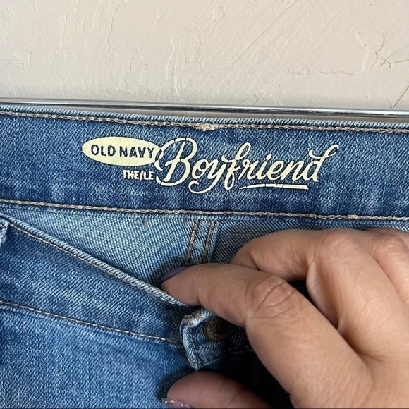 Old Navy Boyfriend Glacier Cropped Denim Jeans - Picture 5 of 9